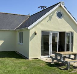 A house with a table on the lawn at Seadrift Bush Estate near Happisburgh