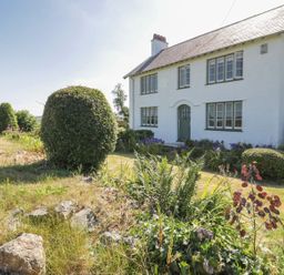 A house with a garden at Ty Mawr Farm in Llanfairpwllgwyngyll