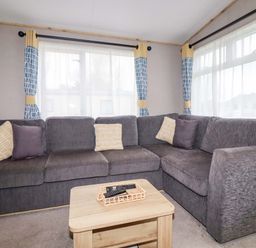 A living room with a grey sofa and a coffee table at Derwent L4 in Par