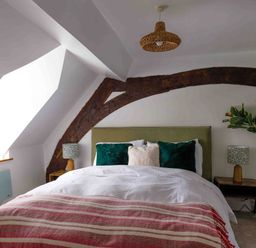 A bedroom with a bed and bedside tables at Cotswolds Cozy Cottage Retreat - pet friendly Finstock