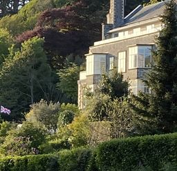 A building surrounded by trees and a garden at Beachside 2-Bed - Sleeps 4, Parking & Pet Friendly, Salcombe