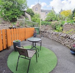 A garden with a table and chairs at 4 Mellbecks Mews in Kirkby Stephen