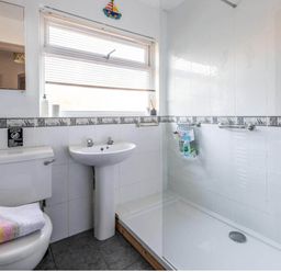 A bathroom with a toilet and sink at 1 Bed Flat - Sleeps 2 - Pets - Balcony - Parking Looe