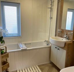 A bathroom with a bathtub, sink, and toilet at Yorkshire view lodge in Wilberfoss