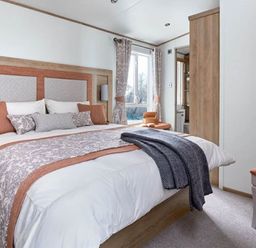A bedroom with a bed and window at 2 Bed Lodge Sleeps 4 - Pet Welcome - Fireplace Cirencester