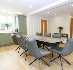 A dining room with a table and chairs at Bramley Cottage in Worlingham