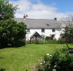A house with a garden and sculpture at Mays Cottage in Wadebridge