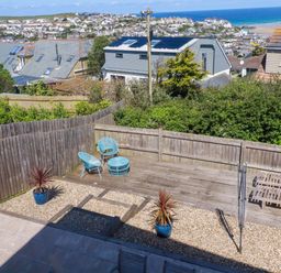 A garden with seating and planters at Serfaus in Perranporth
