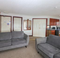 A living room with sofas and kitchen units at Seaview in Y Felinheli