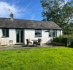 An outdoor area with seating and table at Wren Cottage in Cowbridge