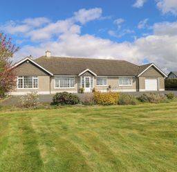 A house with a garage and garden at Marie's Country Home in Ardee, County Louth