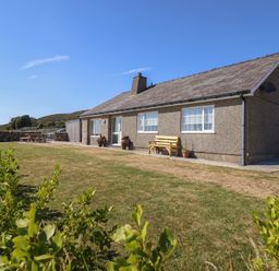 A house with garden and bench at Tyn Y Weirglodd in Deiniolen