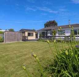 A garden with a house and shed at Agan Paradhis in Quintrell Downs