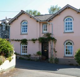 A building with windows, plants and a door at Gorway Cottage in Teignmouth