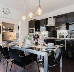 A kitchen with a dining table and chairs at Licatas Apartment Cirencester Cotswolds Sleeps 6