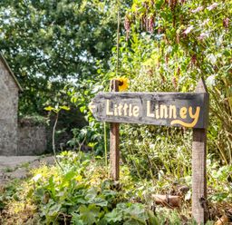 A sign pointing to Little Linney in an outdoor area at Little Linney in Hartland