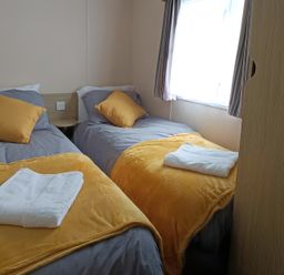 A bedroom with two beds at 3 Bed, Sleeps 6, Parking