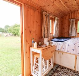 A room with a bed and a table at Laurel near Littleport