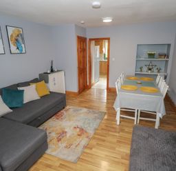 A living room with a sofa and dining table at Ti Maolla in Hollymount