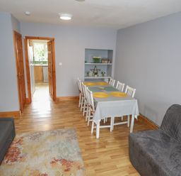A dining room with a table and chairs at Ti Maolla in Hollymount
