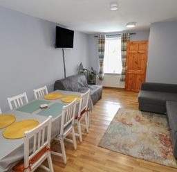 A dining room with a table and chairs at Ti Maolla in Hollymount