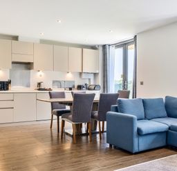 A kitchen with table and chairs at Cotswolds Apartment, sleeps 4 in Chipping Norton