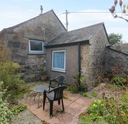 A garden area with a table and chairs near a cottage at Chyancrowse in Gulval