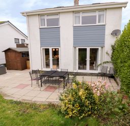 A garden with a patio and outdoor seating at Gwelfor in Cemaes Bay