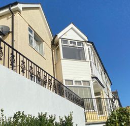 A house with balcony and plants at Harbour Lodge in Looe