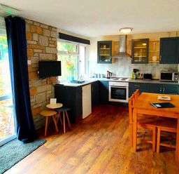A kitchen with a table and chairs at Painters Cottage 2Bed Chalet Free Leisure Passes near St Ives