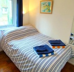A bedroom with a bed and towels at Painters Cottage 2Bed Chalet Free Leisure Passes Near St Ives