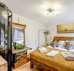 A bedroom with a bed and shower at Luxury 2 bedroom Lodge in rural lincolnshire