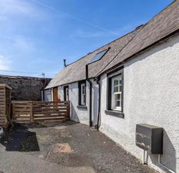 An outdoor area with a fence and pathway at 2 Bed Cottage Sleeps 4 Parking Wifi Darnick