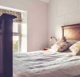 A bedroom with a bed and lamp at 3Bed Cottage Plymouth Dog friendly Sleeps7 in Plymouth