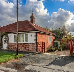A house with a garden and gate at Westgate Willows in Nafferton