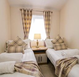 A bedroom with twin beds and a lamp at Lakeland Lodge 3Bed 2 Bath Private Patio in Carnforth