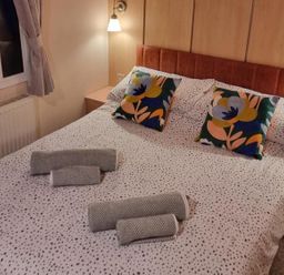 A bedroom with a bed and decorative pillows at Chalet Sleeps 6 swimming pool Thorness Bay