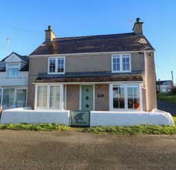 A house with a front yard and windows at Bryn Tirion - Rhosneigr