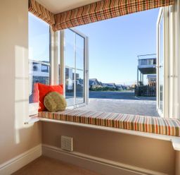 A snug with a window seat and cushions at Bryn Tirion - Rhosneigr