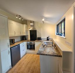 A kitchen with cabinets and appliances at Lily's Cottage Suffolk Sleeps 2 with Pets near Mendlesham Green