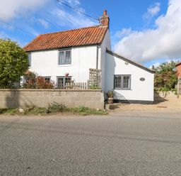 A house with garden and fence at Hollyhedge Cottage in Briston