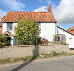 A house with garden and fence at Hollyhedge Cottage in Briston