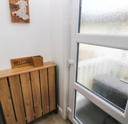 An entryway with a wooden table and a welcome sign at Pleasant Valley Holiday Lodge 70 Stepaside