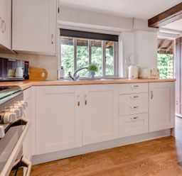 A kitchen with a stove and microwave at Cottage - Sleeps 4 - Parking in Evesham