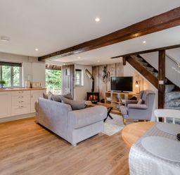 A living room with kitchen and seating area at Cottage - Sleeps 4 - Parking Evesham