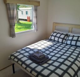 A bedroom with a bed and window at Ye Old'e Man - Sleeps 6 & Pet Friendly Near Flookburgh