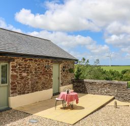 An outdoor patio with a table at Beech Cottage in Truro