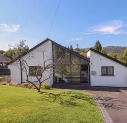 A house with a yard and driveway at 10 Rayrigg Rise in Bowness-On-Windermere