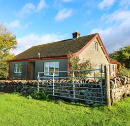 A house with a gate and stone wall at The Bungalow in Penrith