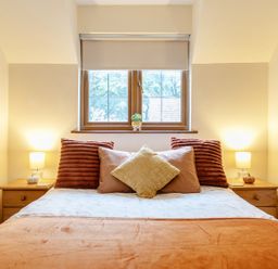 A bedroom with a bed and bedside tables at 2 Bed, Sleeps 4 with Parking and EV charging in Wadebridge